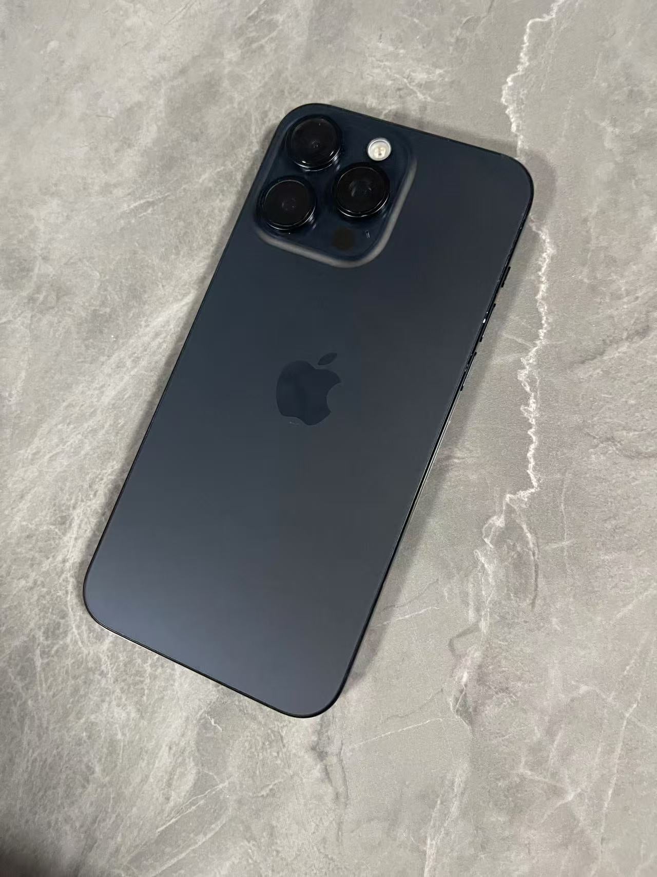 二手准新 苹果iPhone 15 Pro Max 256GB (只有1部 无充电 )