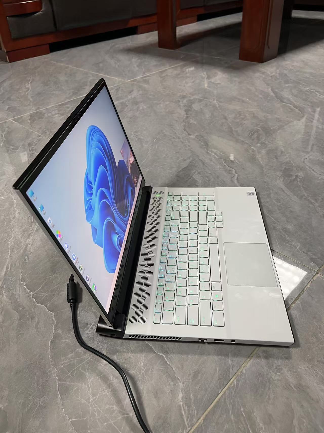 Alienware m17 R3 笔记本电脑 英特尔 Core i7-10750H 16GB 1TB RTX2070 8G游戏本 17英寸