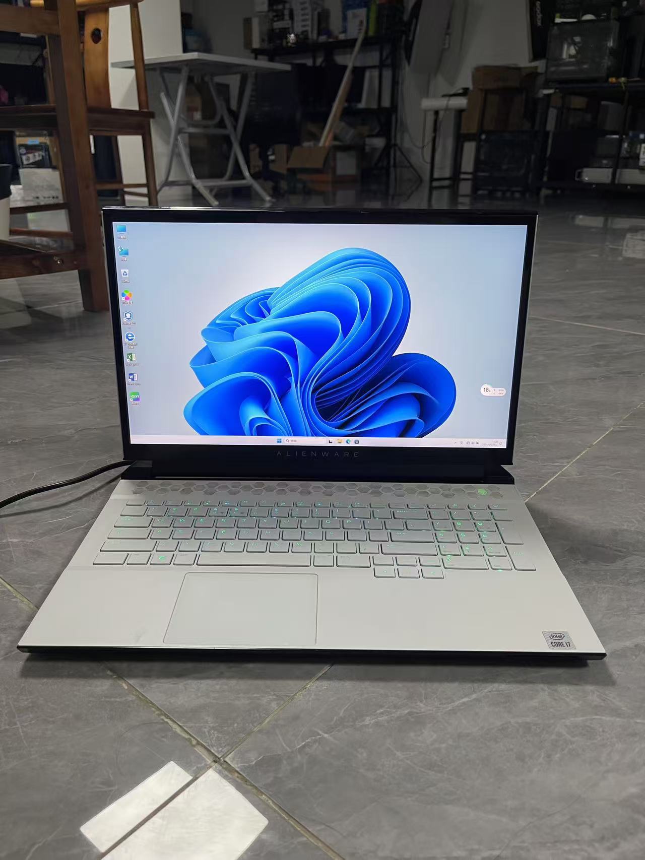 Alienware m17 R3 笔记本电脑 英特尔 Core i7-10750H 16GB 1TB RTX2070 8G游戏本 17英寸