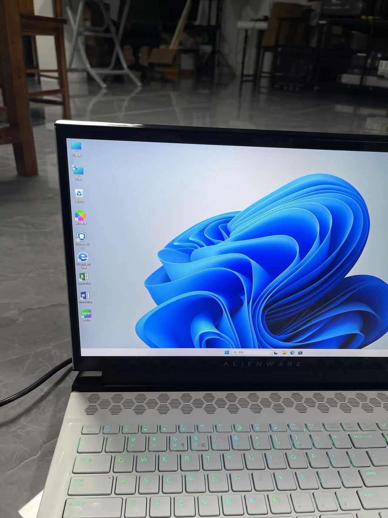 Alienware m17 R3 笔记本电脑 英特尔 Core i7-10750H 16GB 1TB RTX2070 8G游戏本 17英寸