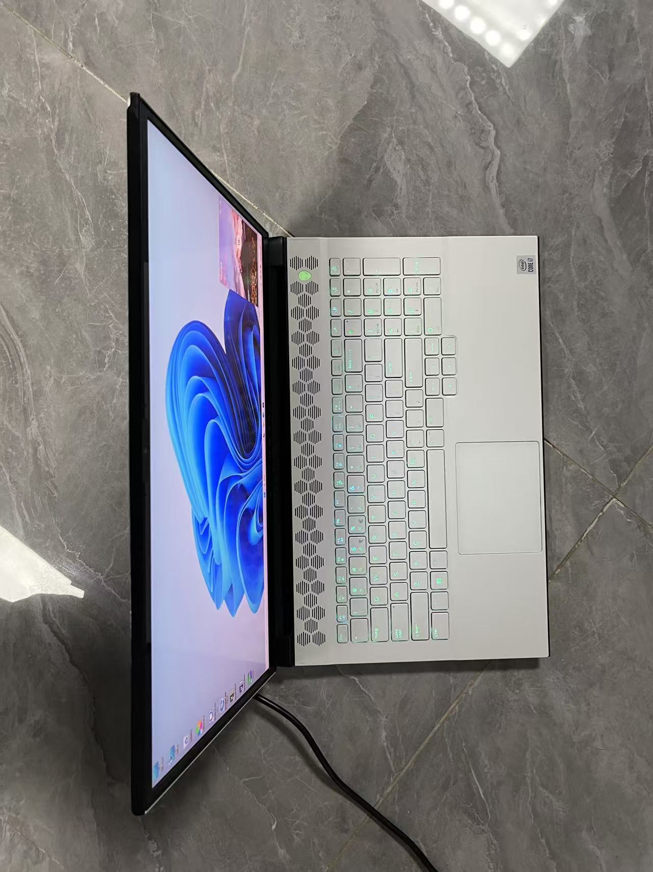 Alienware m17 R3 笔记本电脑 英特尔 Core i7-10750H 16GB 1TB RTX2070 8G游戏本 17英寸