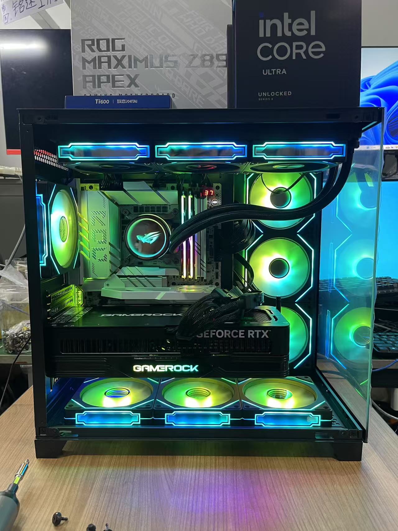 华硕ROG 第十三代酷睿i7-13700KF DDR5 32GB M.2 3TB 十六核 华硕ROG Z790 RTX 4070 Ti华硕ROG显卡
