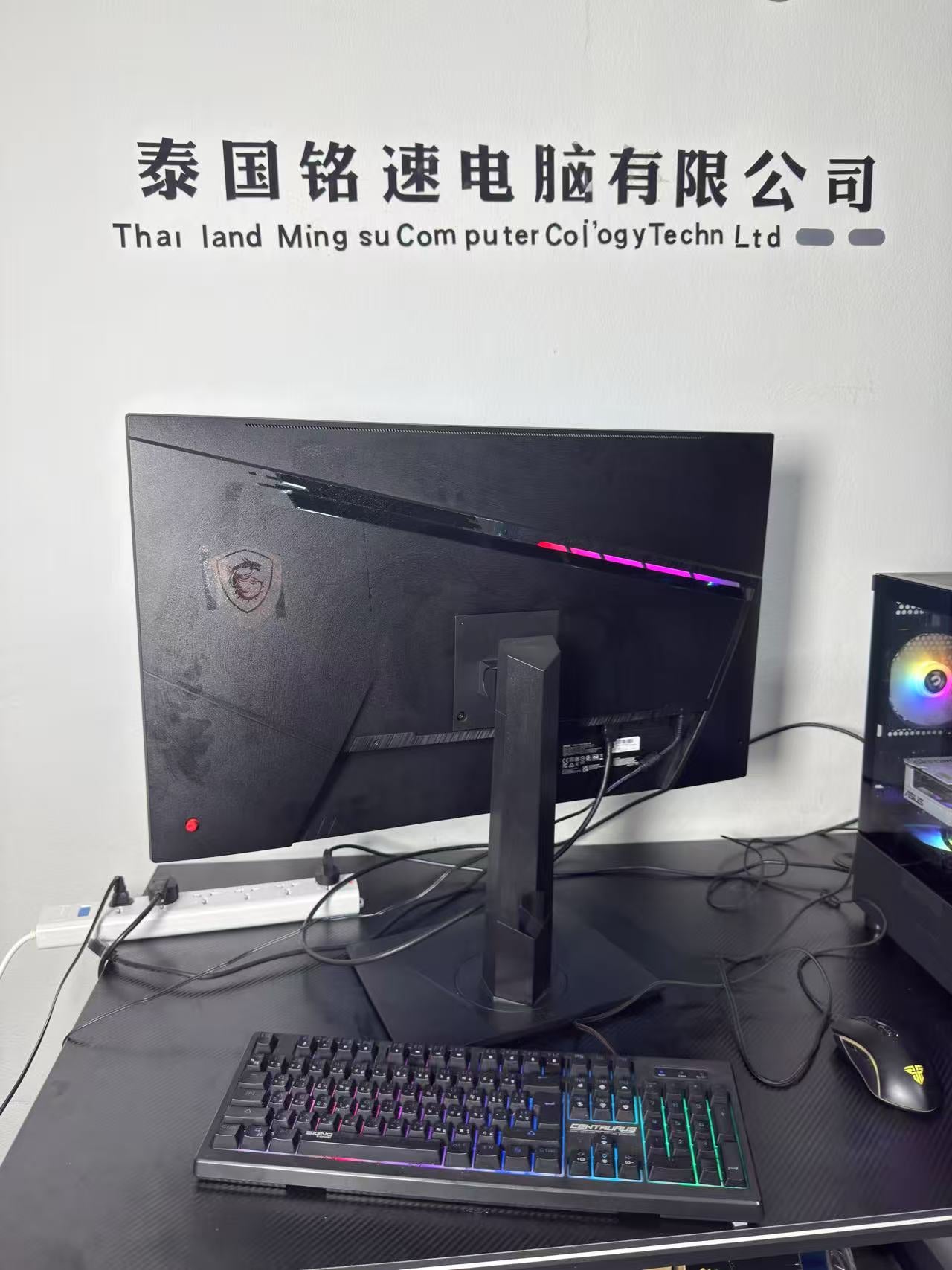 二手准新 显示器MSI MAG321QR-QD - 31.5 英寸 IPS 2K 170Hz USB-C KVM AMD FREESYNC PREMIUM 和 NVIDIA G-SYNC