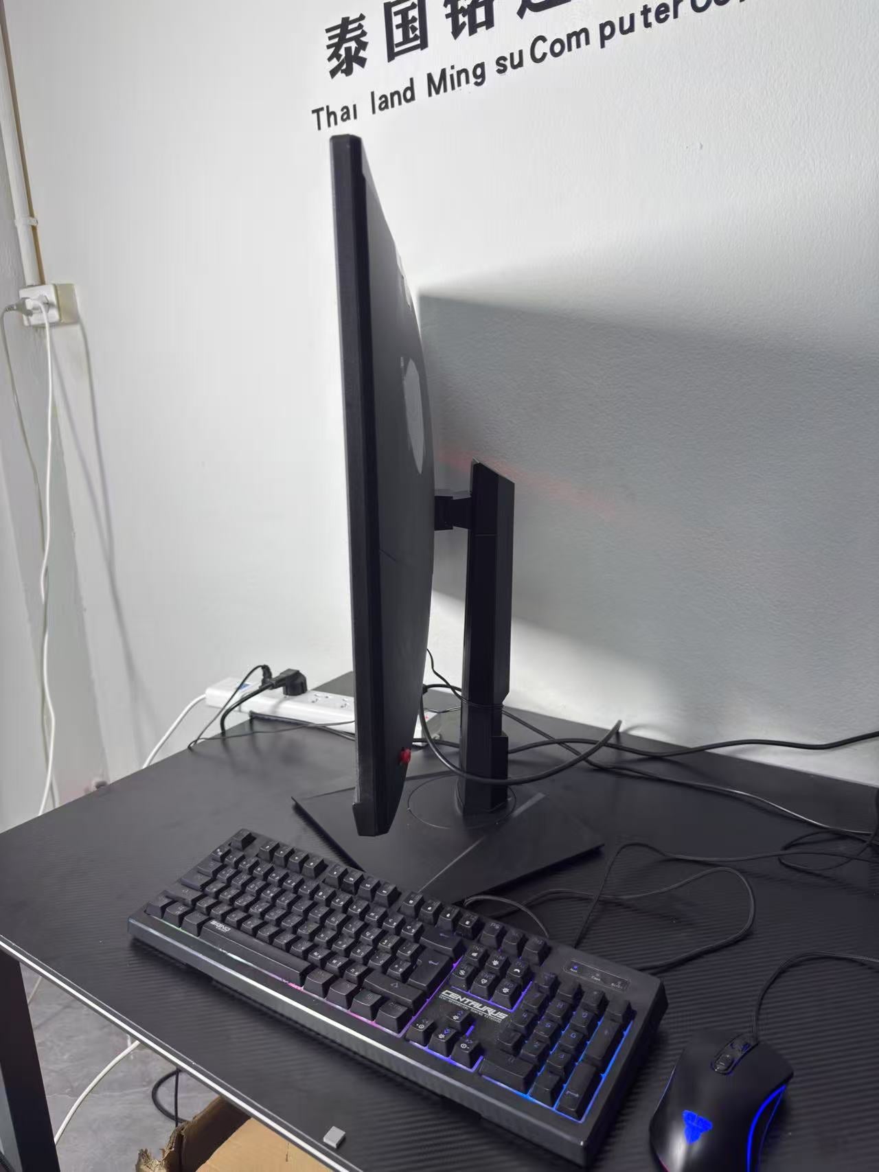 二手准新 显示器MSI MAG321QR-QD - 31.5 英寸 IPS 2K 170Hz USB-C KVM AMD FREESYNC PREMIUM 和 NVIDIA G-SYNC