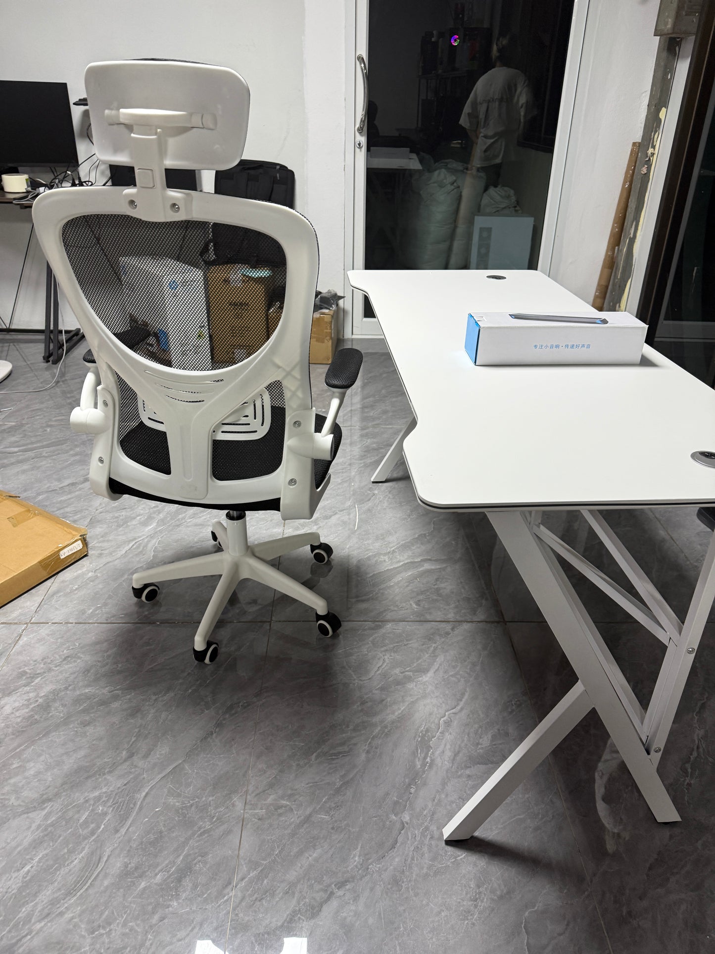 泰国电竞椅电竞桌白色，黑色都有