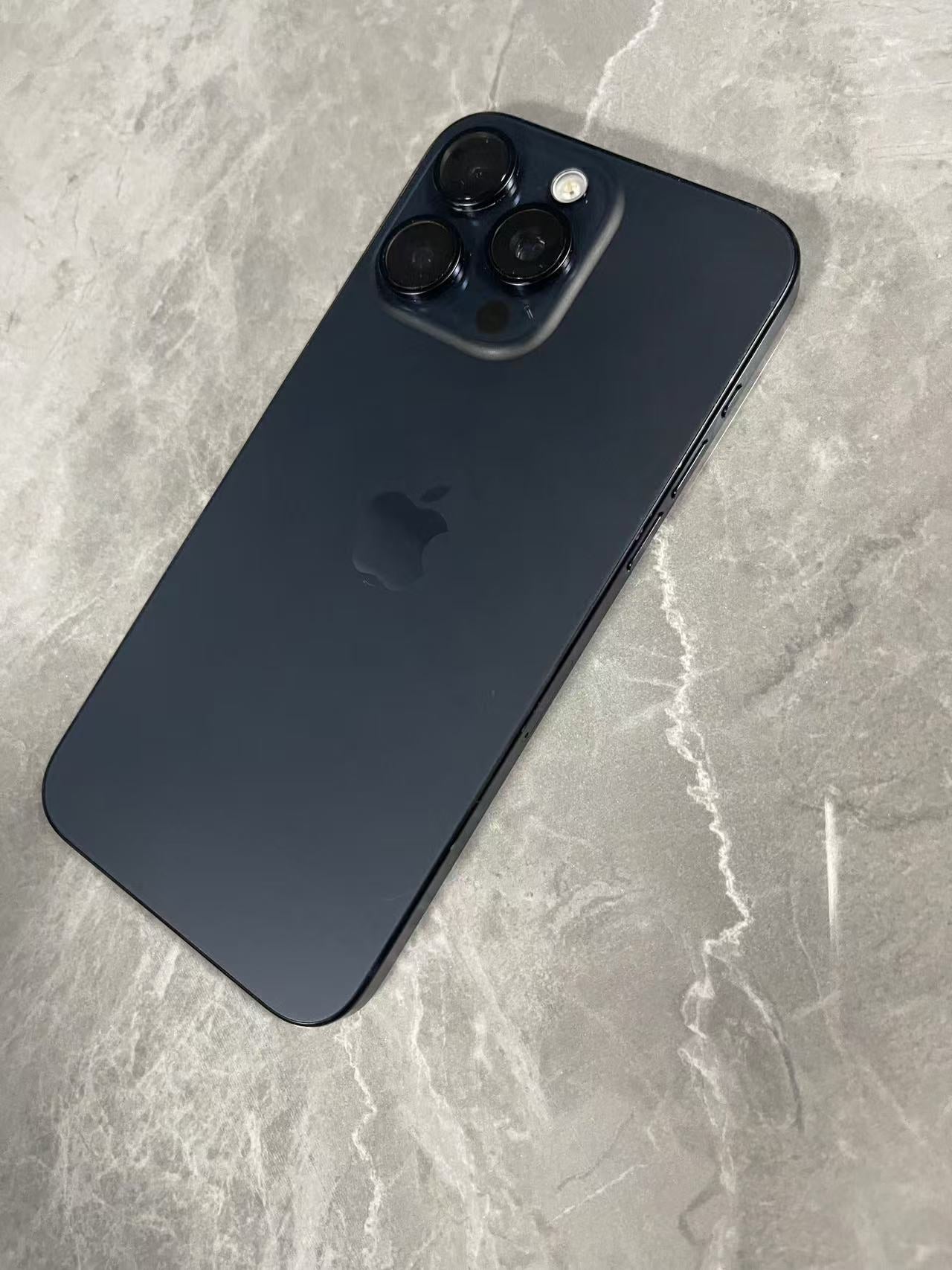 二手准新 苹果iPhone 15 Pro Max 256GB （只有1部 无充电 ）