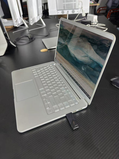 Second hand Samsung laptop Core i7-8550U Samsung 16GB Hard Drive M.2 512G Office Laptop Bangkok Thailand