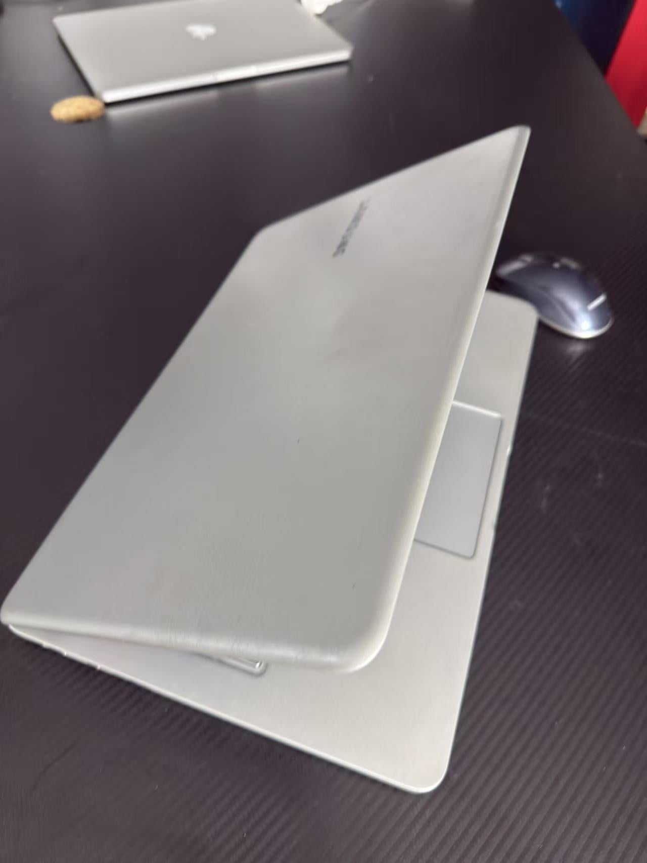 Second hand Samsung laptop Core i7-8550U Samsung 16GB Hard Drive M.2 512G Office Laptop Bangkok Thailand