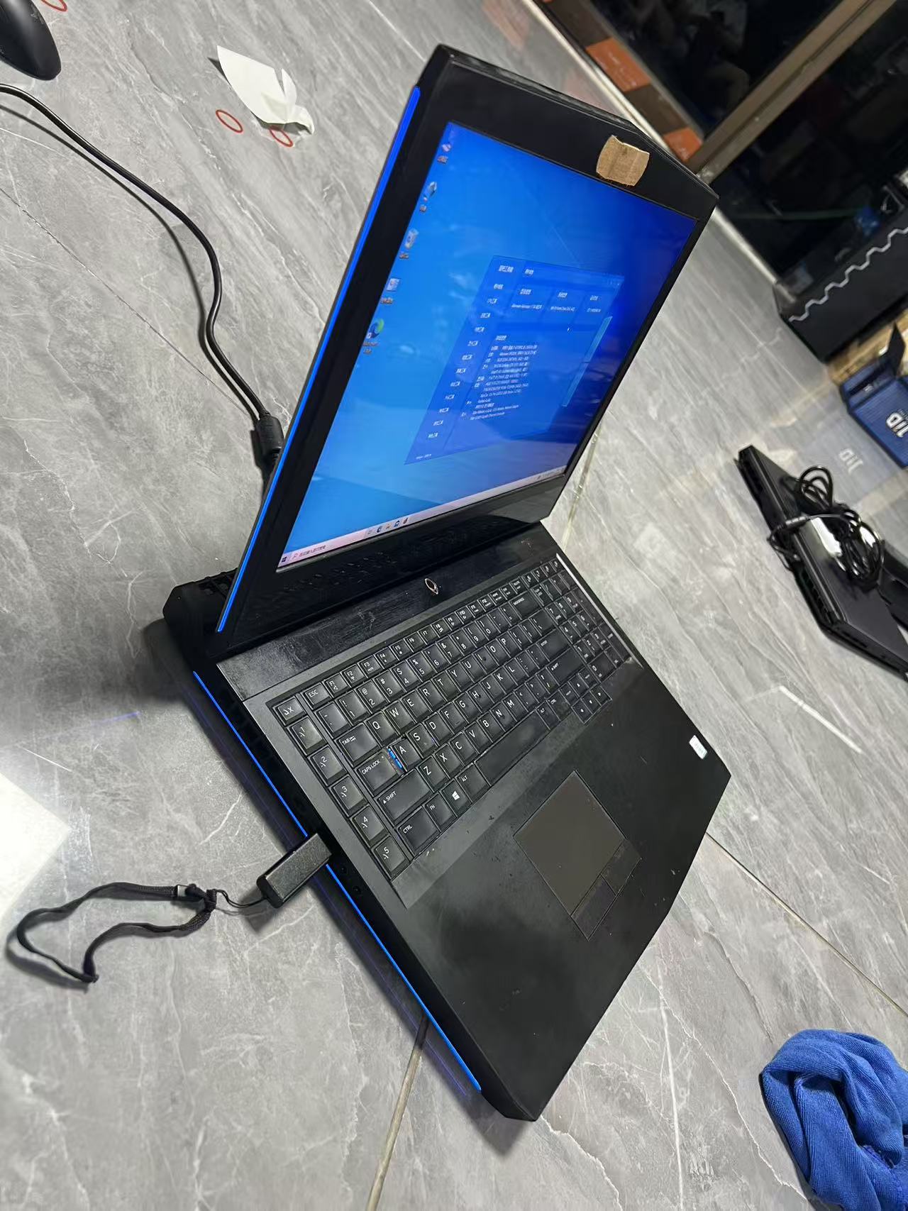 泰国二手外星人Alienware 17 R4 i7-6700HQ GTX1070 8G 16G 256G+1T 17.3寸电竞游戏笔记本 支持全款购买 押金出租 长租短租