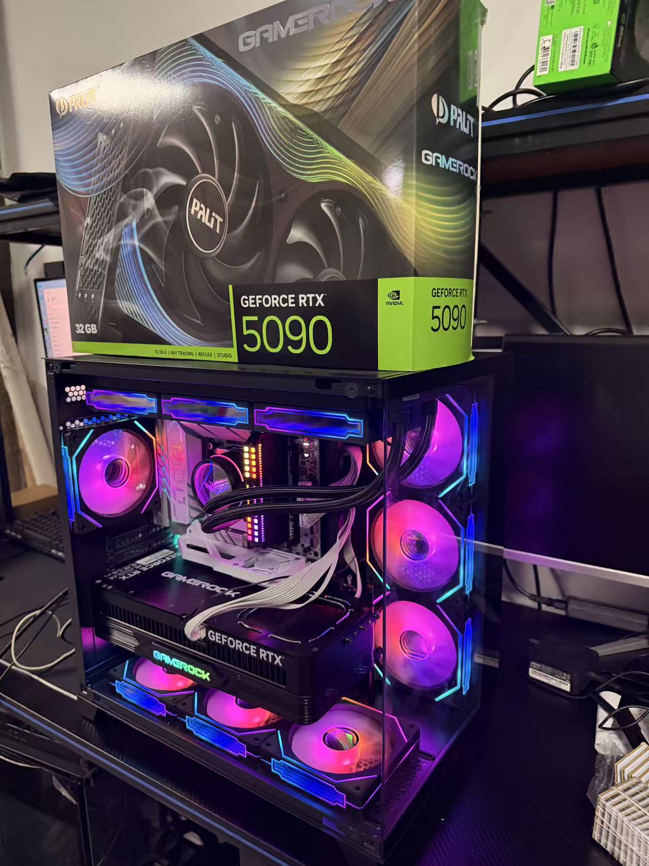 Intel Ultra 9 285K + RTX 5090 32GB GAMEROCK｜64GB DDR5｜2TB SSD｜MAX PRO海景房机箱｜赠送9个ARGB风扇｜RGO 360水冷