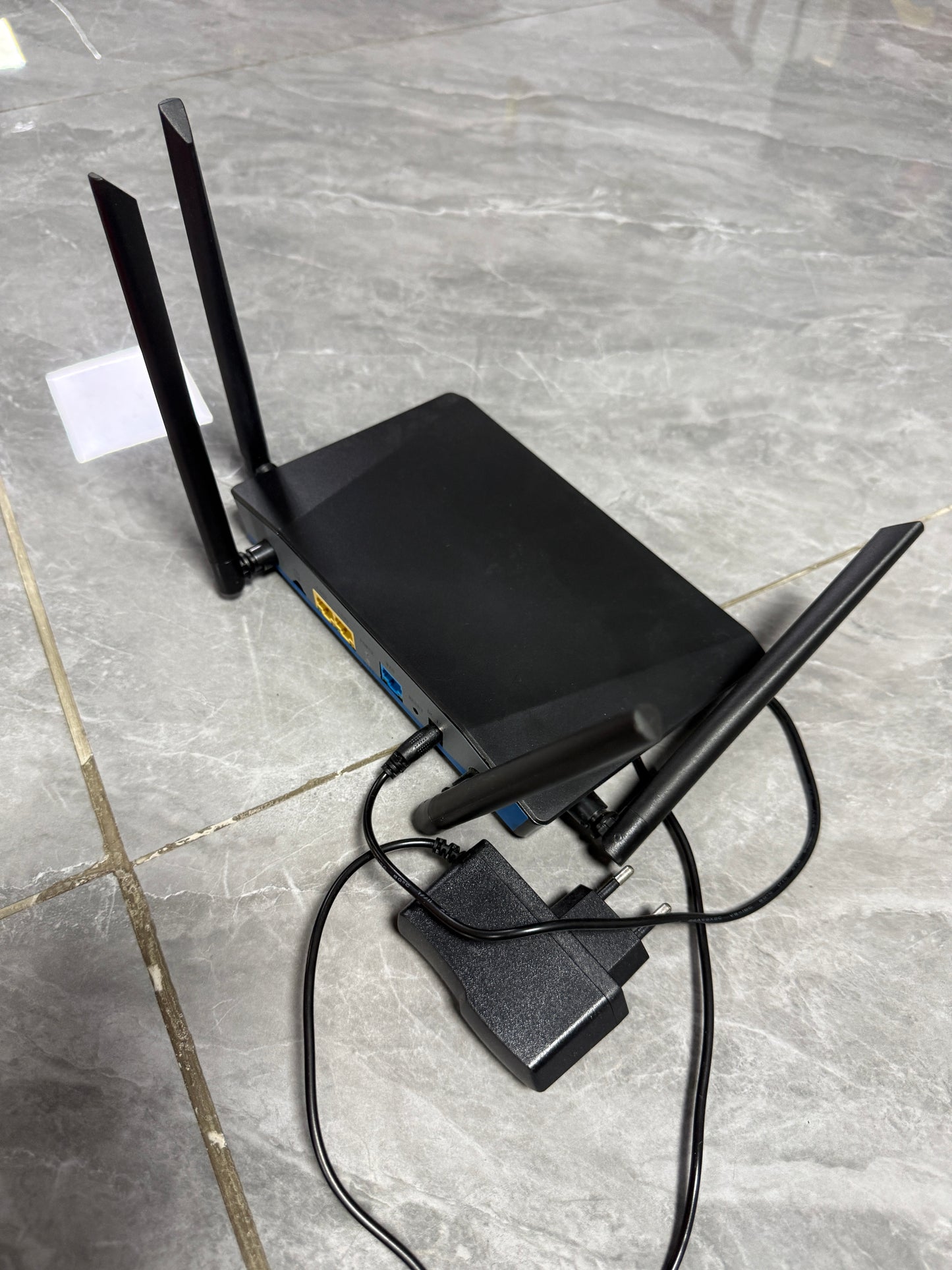 千兆二手路由器交换机 一共有9个，一个500泰铢 ￼两个800泰铢 四个1500泰铢