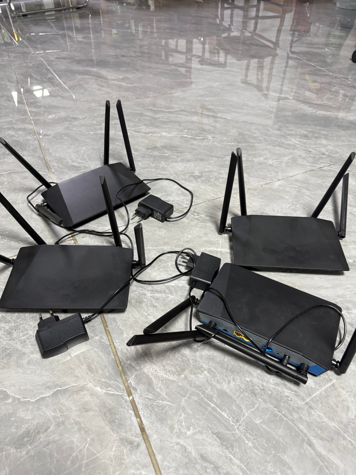 千兆二手路由器交换机 一共有9个，一个500泰铢 ￼两个800泰铢 四个1500泰铢