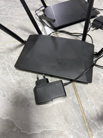 千兆二手路由器交换机 一共有9个，一个500泰铢 ￼两个800泰铢 四个1500泰铢