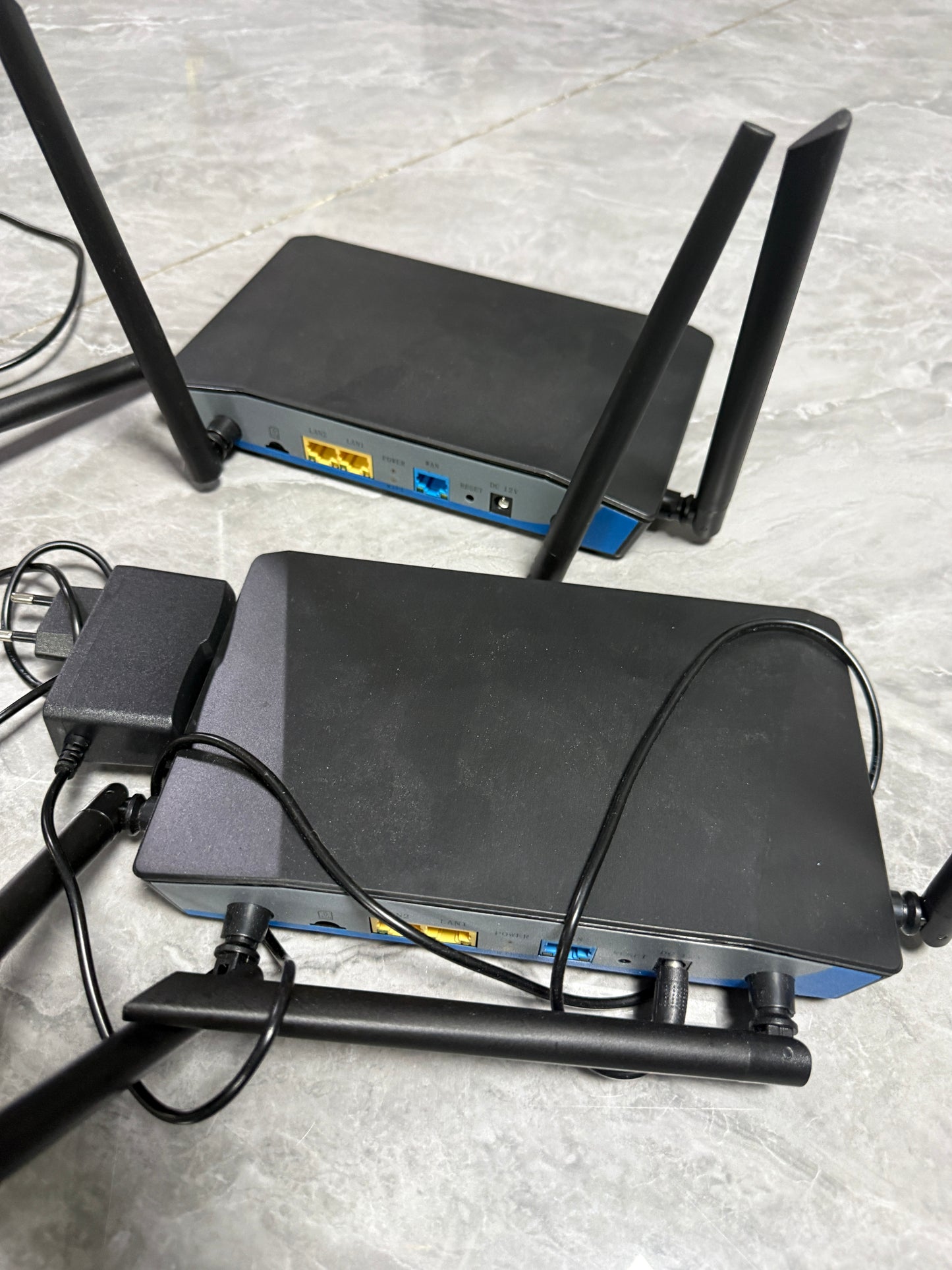 千兆二手路由器交换机 一共有9个，一个500泰铢 ￼两个800泰铢 四个1500泰铢