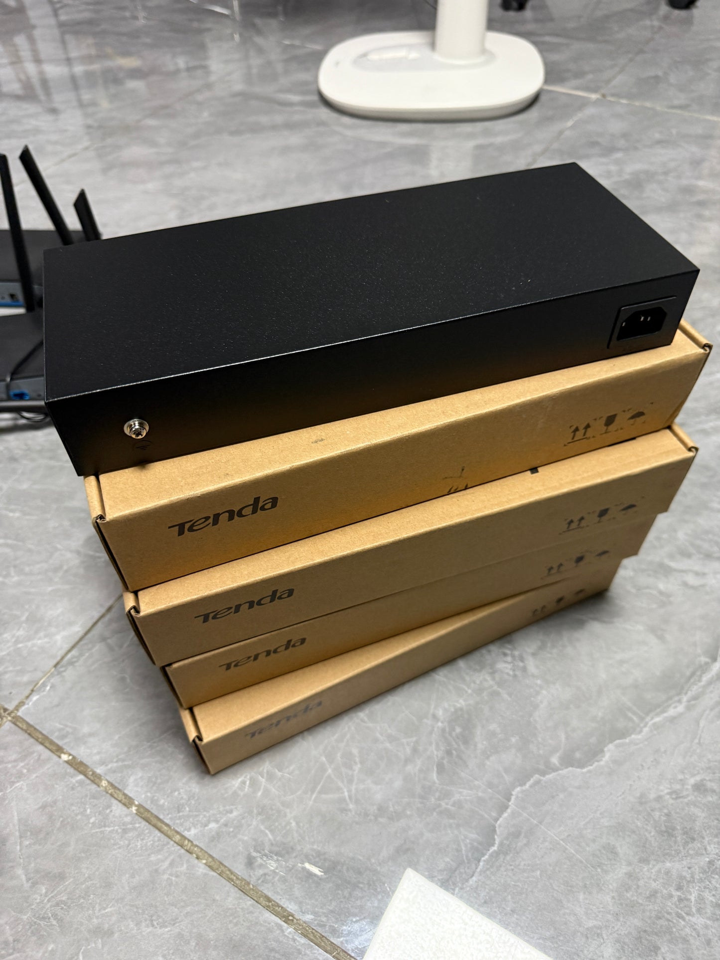 全新22口1000兆交换机，可以连接21台电脑